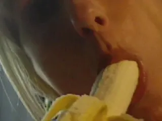 Mund und Zungenspiele mit der Banane
