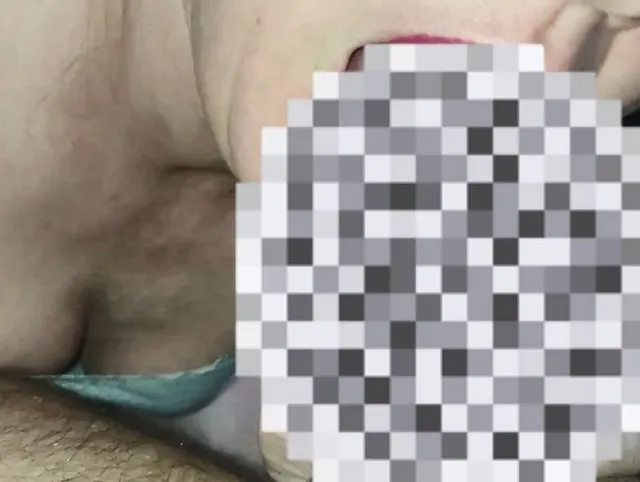 MILF gibt einen schlampigen Blowjob mit Sperma im Mund