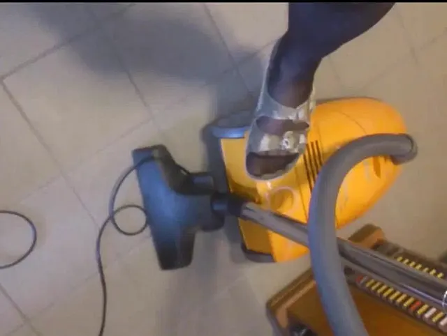 Ich sauge meine Strumpfhose ab
