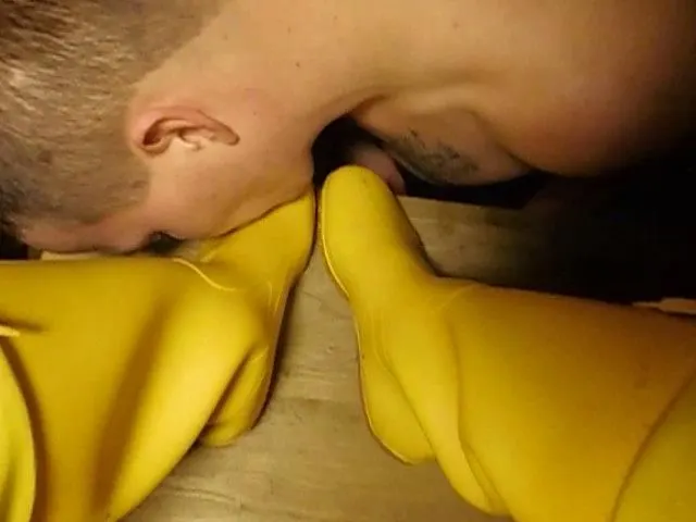 gespritzt auf die Gummistiefel
