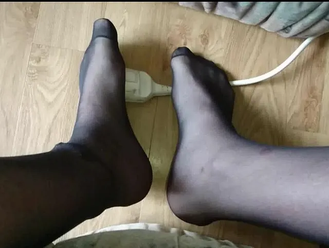 Footplay in Feinstrumpfhose ** NYLON Spaß **