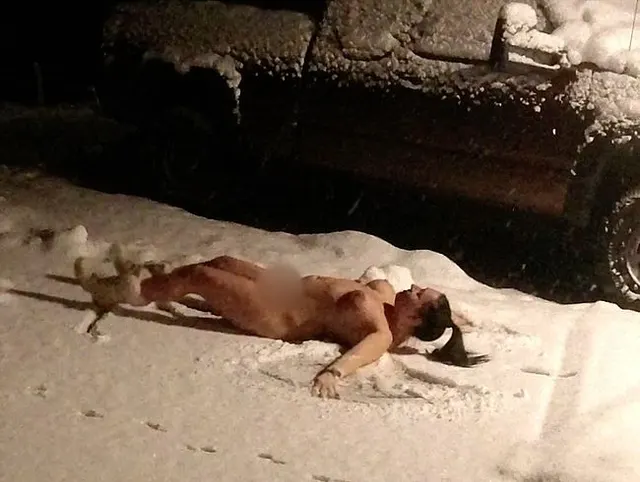 Nackt im Schnee - Schnee-Engel
