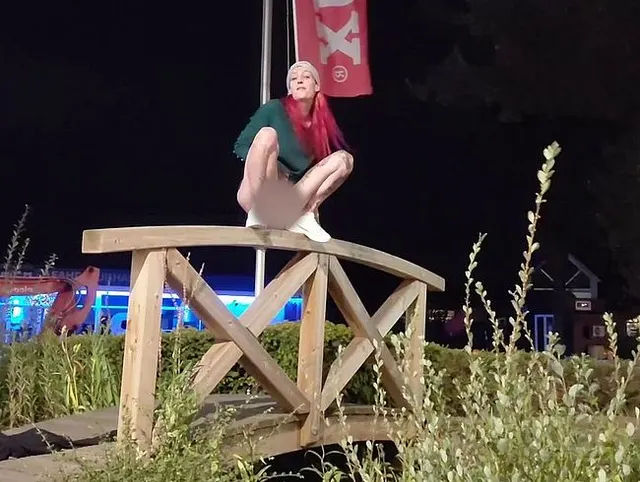 Riskanter geht's wirklich nicht! Outdoor Pisstrahl in dein Gesicht...