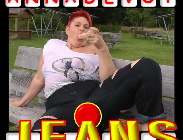 Mit RIPPED JEANS in den See