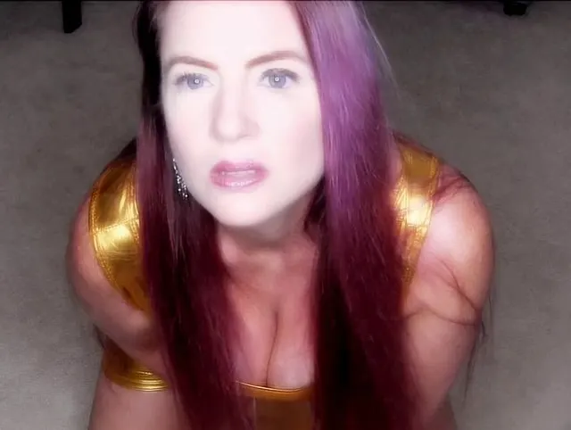 Sexy MILF reitet männliche Torso-Sexpuppe auf Schlafzimmerboden