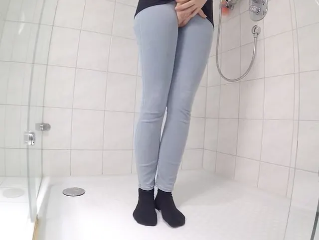 In der Hotel Dusche gepisst