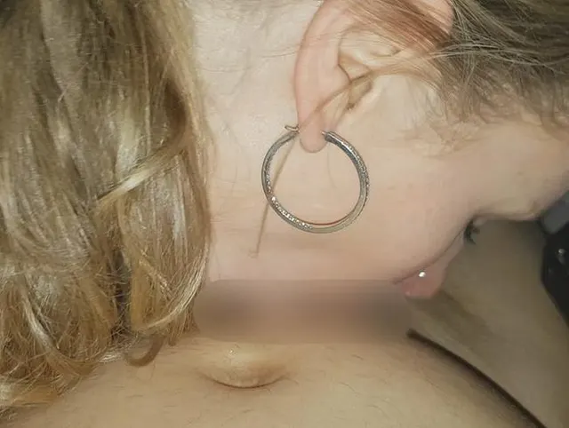 Sperma vom Bauch geschleckt