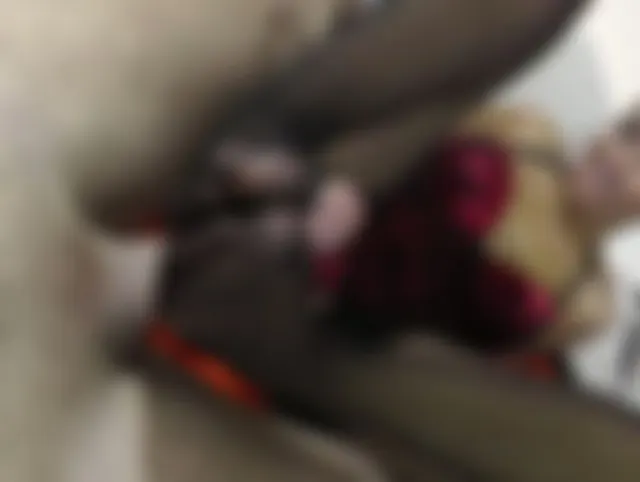 Kirsten füßelt mit Nylons!