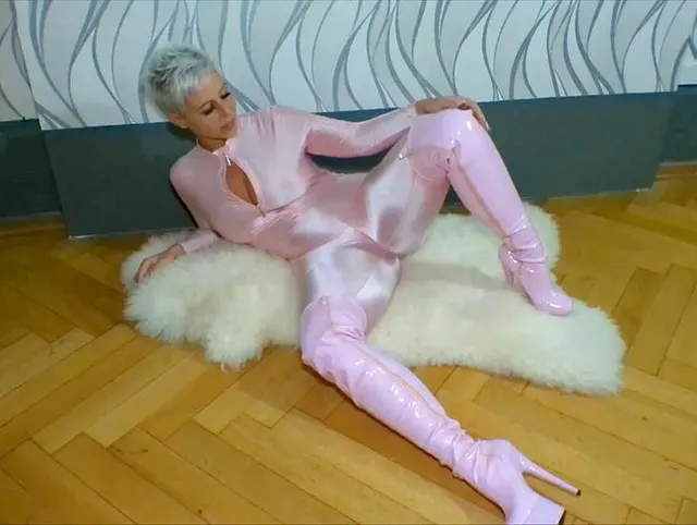 Mein Sexy Rosa Catsuit läßt mich Spritzen