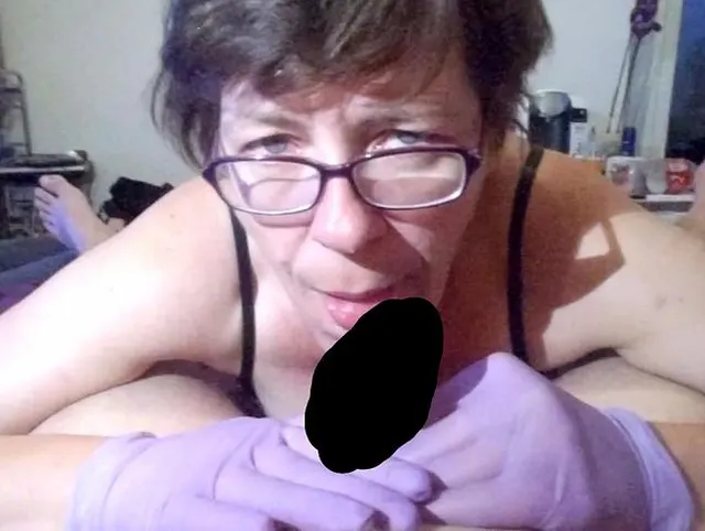 Blassen in Latexhandschuhe