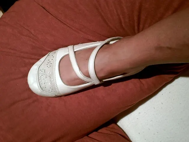 Weiße Ballerinas und Schwarze Strümpfe 2