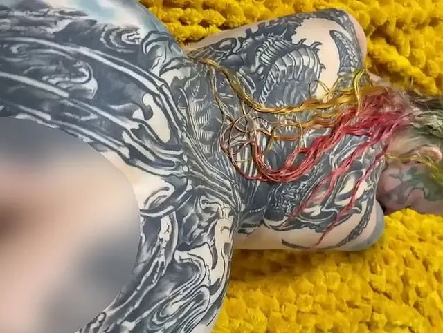 Dildofick! Fick mich hart mit dem Dildo bis ich nur so zittere!