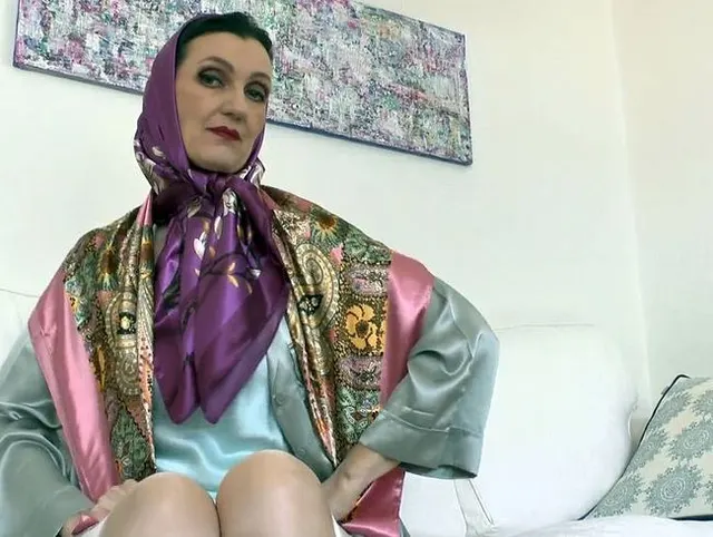 Vorschau aus Fetisch: Stieftantes neue Satin Tücher machen Dich geil! Lady Victoria