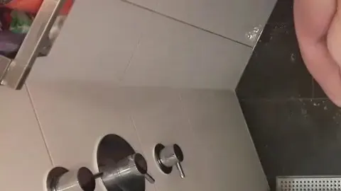 Schau mir unter der Dusche zu