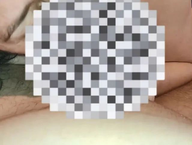 Reife MILF gibt süßen Blowjob und spritzt ihr dann ins Gesicht