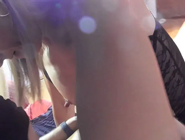Handjob so geil Nympho Nora
