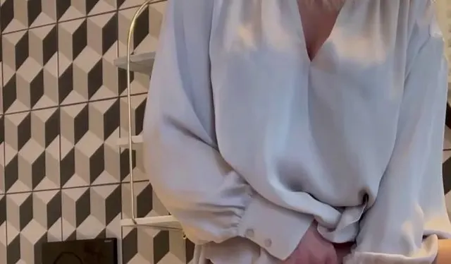Nylon Milf gibt sich ihrer Geilheit hin! Was ein Anblick...