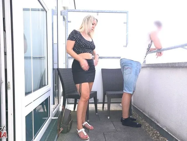 Während Familienfeier mit Stiefbruder auf dem Balkon