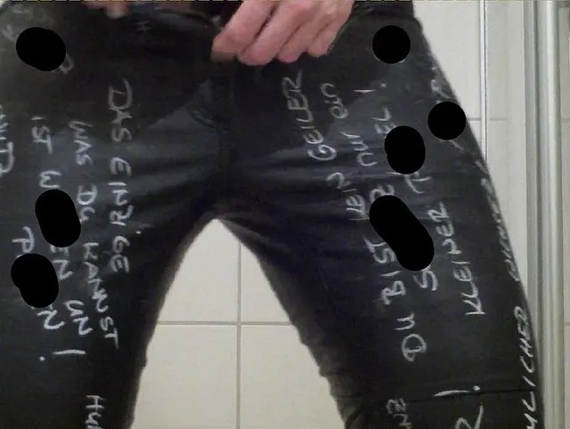 Vollgepisste Lederhose wird zur Fickhose!