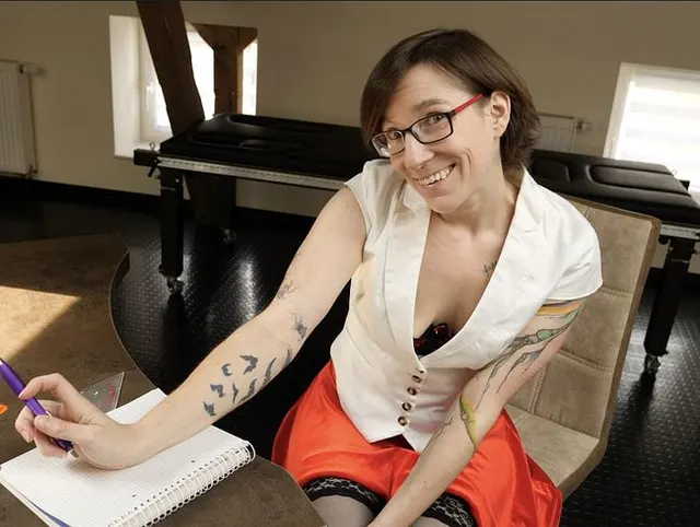 Schulmädchen muss nachsitzen – Strip, Spanking und Zweckentfremdung eines Geodreiecks