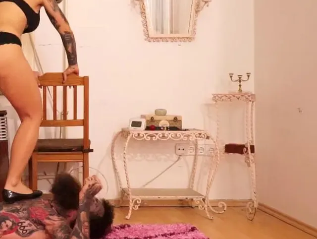 DRÜCKEN SIE SEINE GRENZEN: MERCILESS BALLET FLATS STOMACH TRAMPLING AUF MEINEM SUPER SKINNY EHEMANN