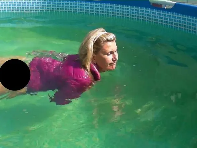 Schwimmen in Lila Moncler Daunenjacke