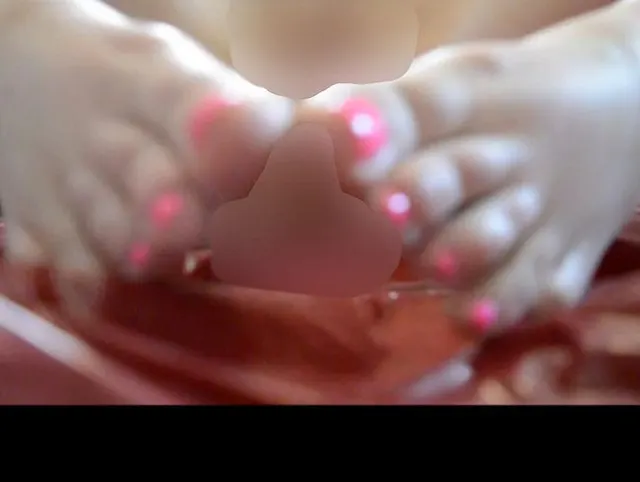 Geile Piss-Milf Muschi erst Kugeln dann pissen im Liegen mit Glas-Dildo in der Muschi
