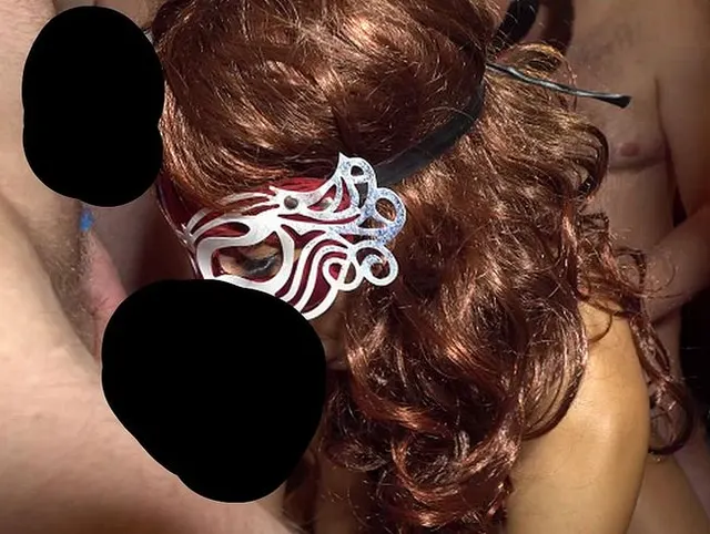 Vollgespritzte geile Bitches ficken immer weiter mit immer mehr Kerlen