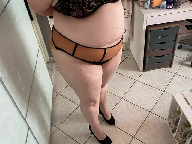 Amputierte Fickschlampe stellt Ihre neuen Dessous vor! So kleide ich mich ein - Einarmig!