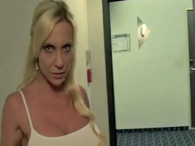 Im Hotelflur, Schwanz so richtig geil abgeblasen