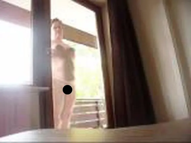 Körper ans Glas gedrückt