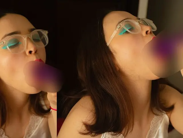 DEEP THROAT DES MÄDCHENS MIT DER BRILLE