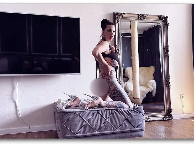 Knappe Bodys mit transparent High Heels
