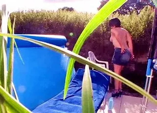 Peinlich - beim onanieren im Garten ...