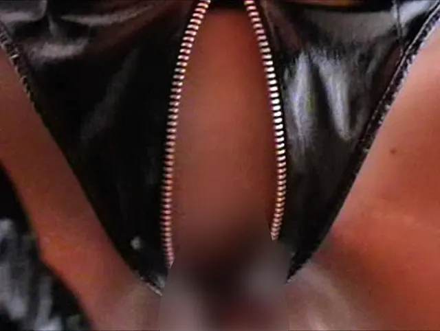 Zicken Pussy reitet im schwarzen lack einen großen schwarzen Dildo
