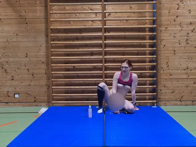 Wahnsinn! Während der Sportstunde Dildo gefickt!