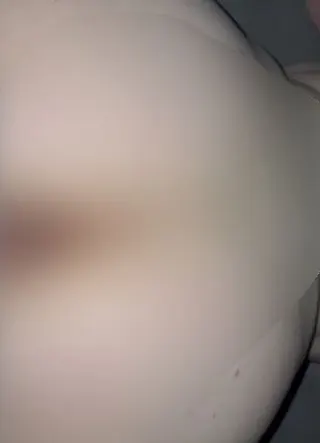 Meine Muschi wird von einem alten Mann durchgefickt.