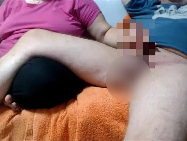 Massiere sanft seinen Schwanz mit Öl und Wixe Ihm dann den Saft aus den Eiern