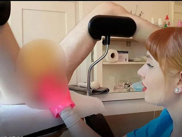 Analbehandlung mit dem genoppten "Alienhandschuh"