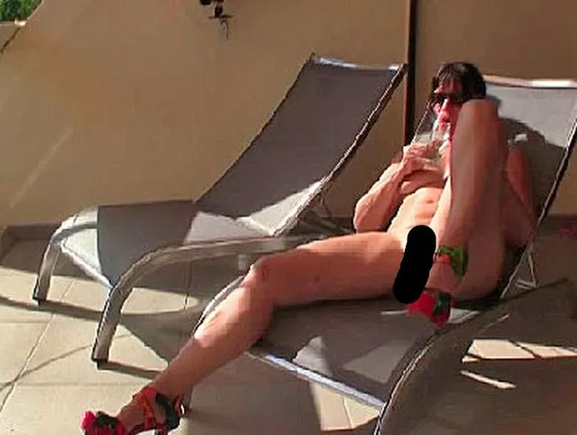 Eigene warme Pisse beim Sonnenbaden getrunken