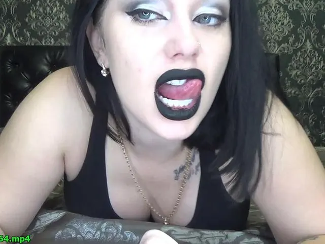 Hungrige Vampirella beißt sich mit starken, perfekten Zähnen auf den Schwanz! Auf russischer Sprache!