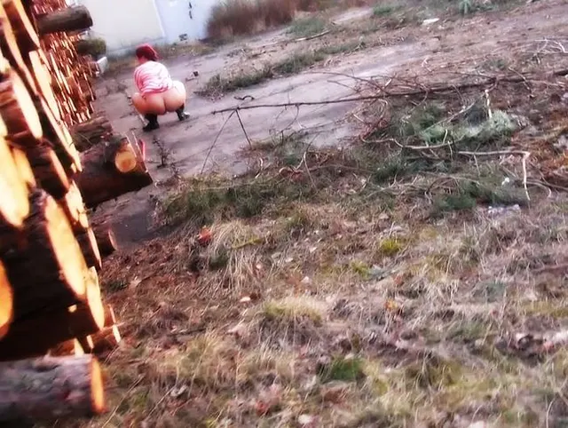 Vom Spanner beim Pissen im Wald gefickt