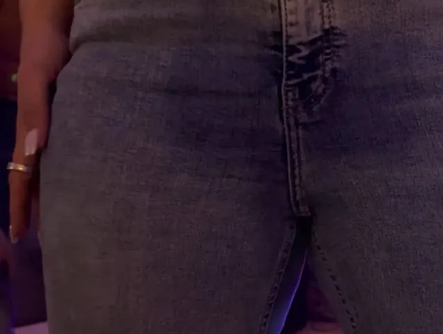 Auf einer privaten Party bei Freunden habe ich zum ersten Mal in meine Jeans gepisst beim tanzen