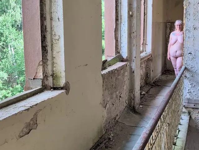 Nackt ein Lost Place erkunden...