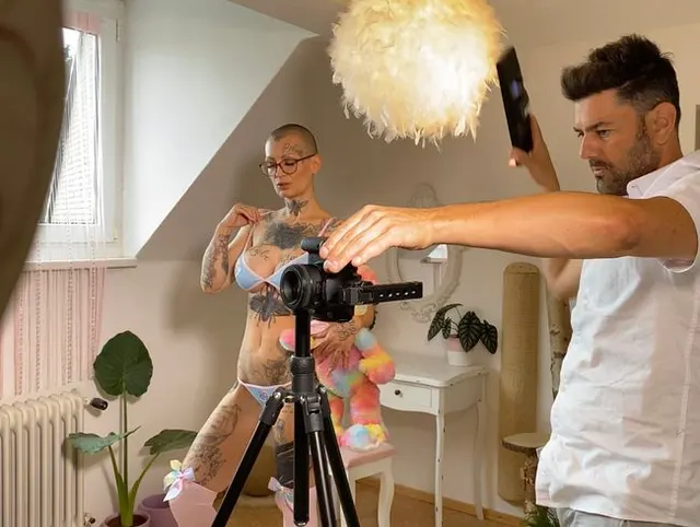 POV-Doggy-Fotoshooting mit dem tollen deutschen Pornostar SANDRA FOXX
