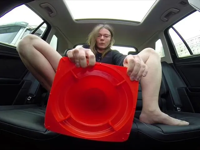 Verkehrshütchen im Auto geritten
