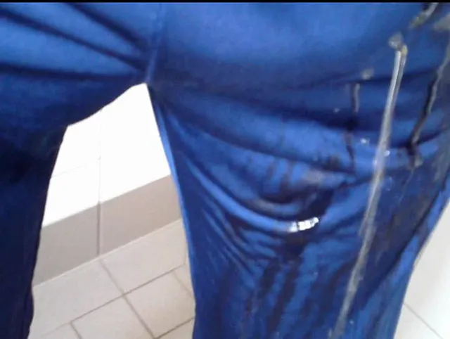 Pissen in Blauer Hose