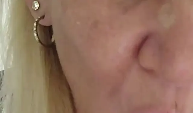 Alle 3 Löcher: Reife Blondine nimmt den großen Dildo oral, vaginal & anal