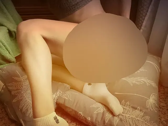 Heißer Solo-Auftritt mit Orgasmus einer atemberaubenden Schönheit