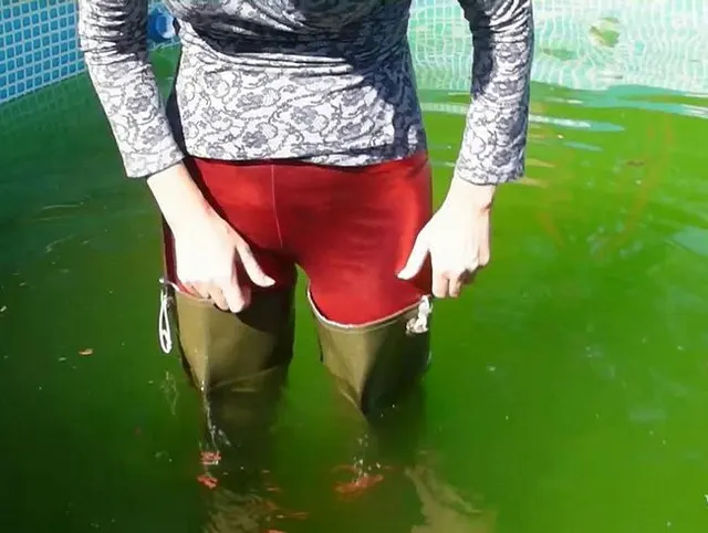 In roten Spandex Leggins und Waders im pool